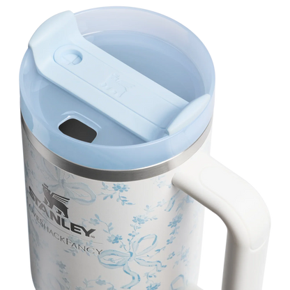 Stanley x LoveShackFancy Holiday Quencher H2.0 – 40 OZ, Coquette Bow Winter Ice